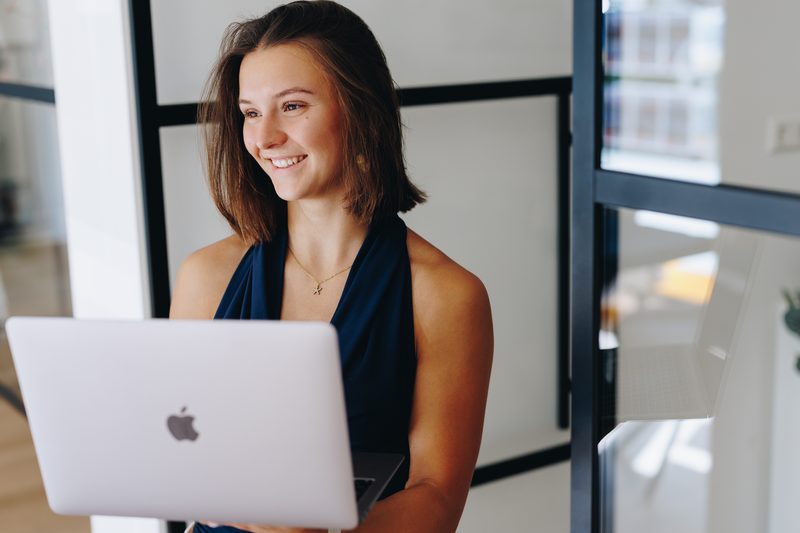 Dionne achter haar laptop, bezig met social media beheer